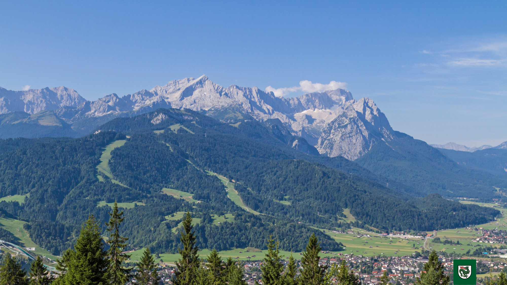 Blick auf das Wettersteingebirge mit blauem Himmel