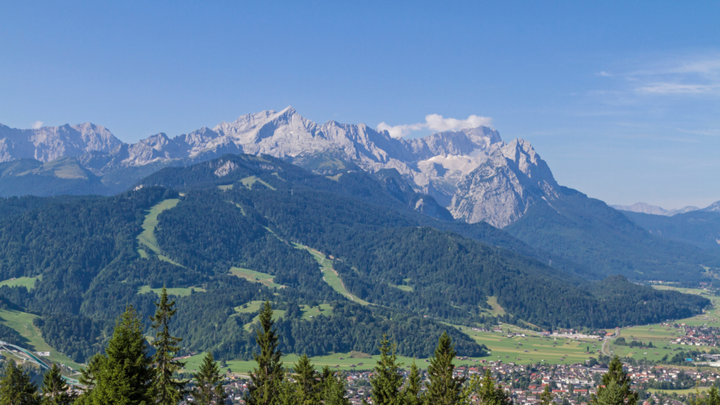 Blick auf das Wettersteingebirge mit blauem Himmel