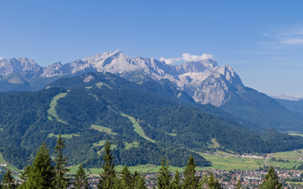 Blick auf das Wettersteingebirge mit blauem Himmel