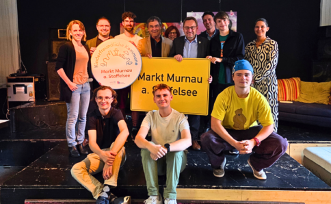 Kinderfreundliche Kommune. Gruppenbild der Initiatoren halten das Siegel in die Kamera.