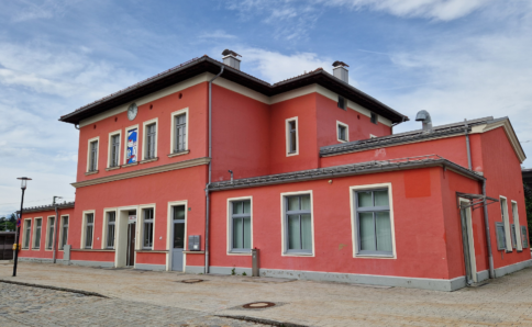 Murnauer Bahnhof (rotes Gebäude)