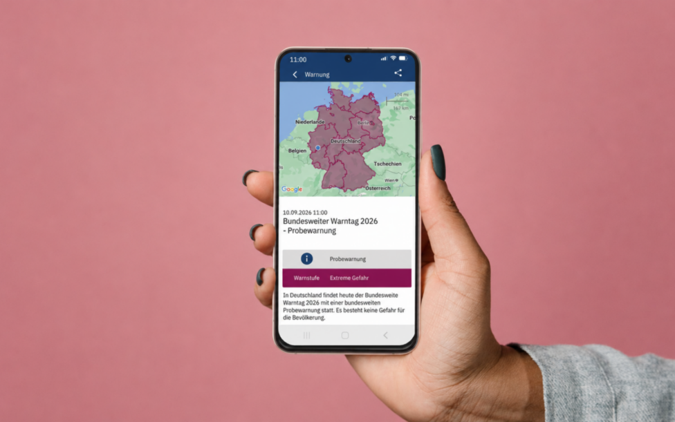 Ein Hand hält ein Smartphone hoch worauf eine Warnmeldung von NINA zu sehen ist. (c) Bundesamt für Bevölkerungsschutz und Katastrophenhilfe