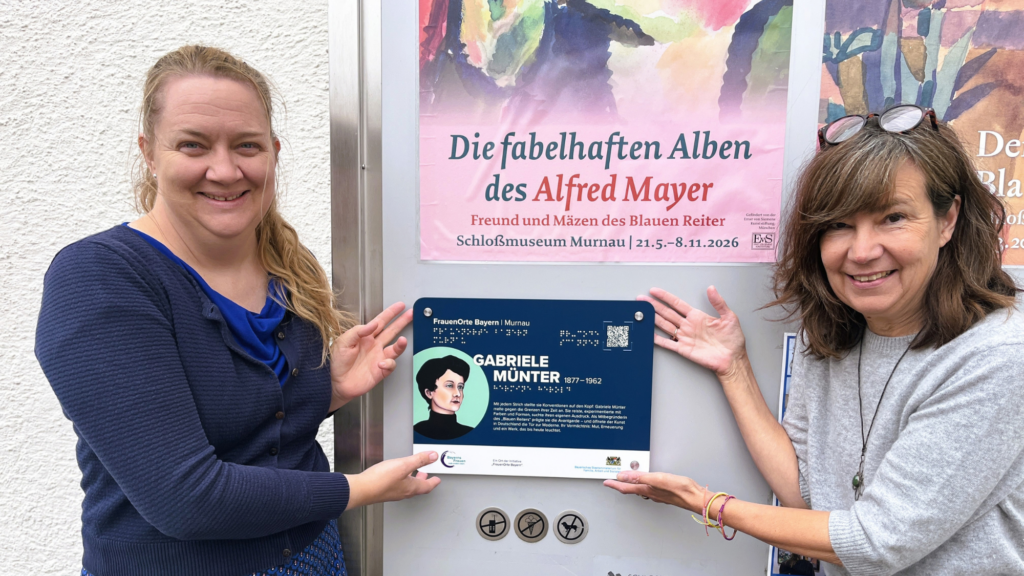 Blick auf die Plakette Frauen Orte Bayern am Murnauer Schloßmuseum