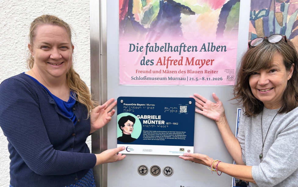 Blick auf die Plakette Frauen Orte Bayern am Murnauer Schloßmuseum